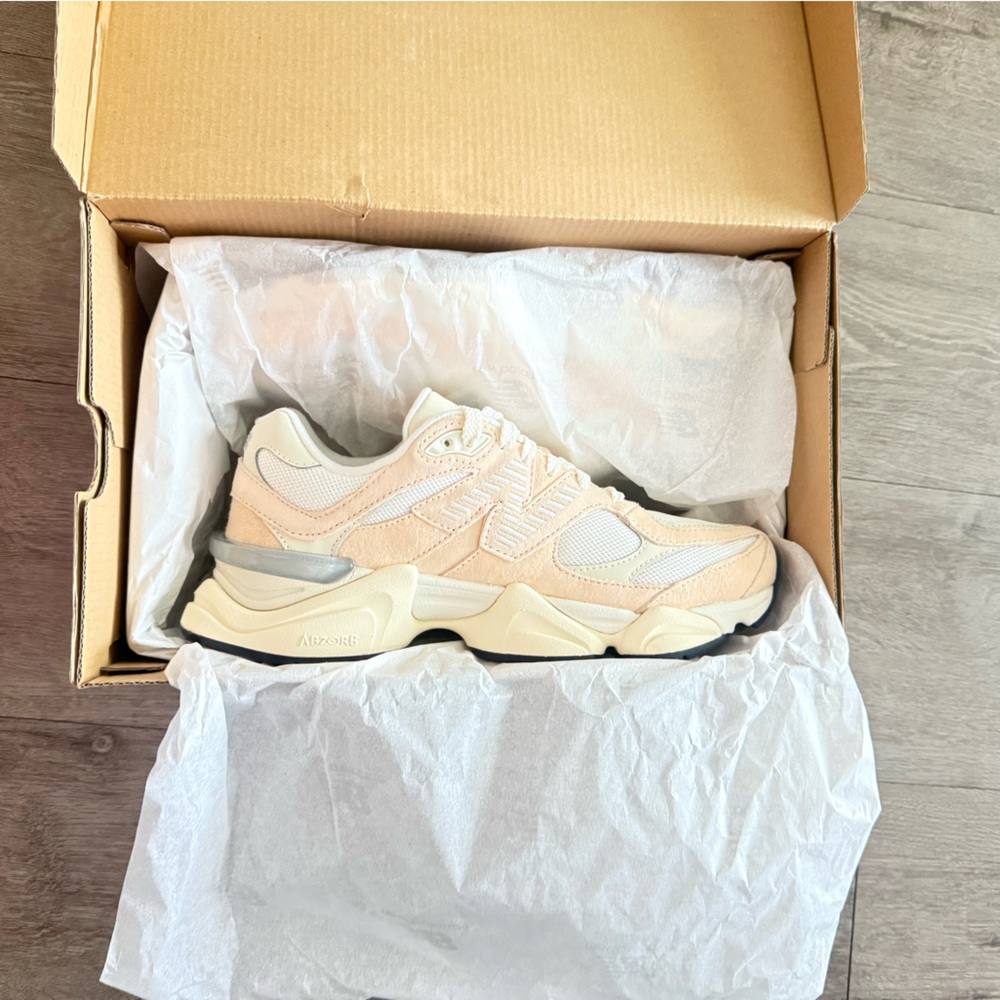 New Balance Women's Sneakers in Beige and Cream